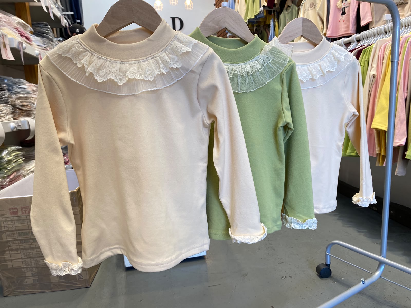 CAMISETA CON VOLADO DE NENA - Imagen 5