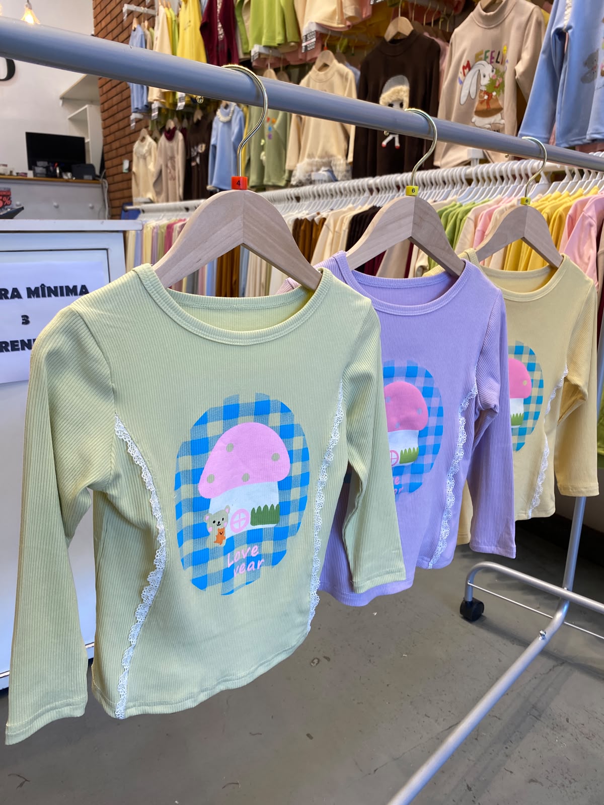 CAMISETA CON ENCAJE DE NENA - Imagen 4