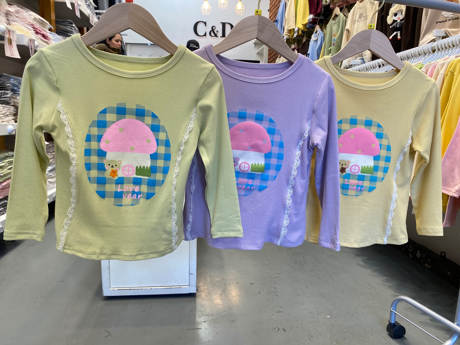 CAMISETA CON ENCAJE DE NENA - Imagen 5