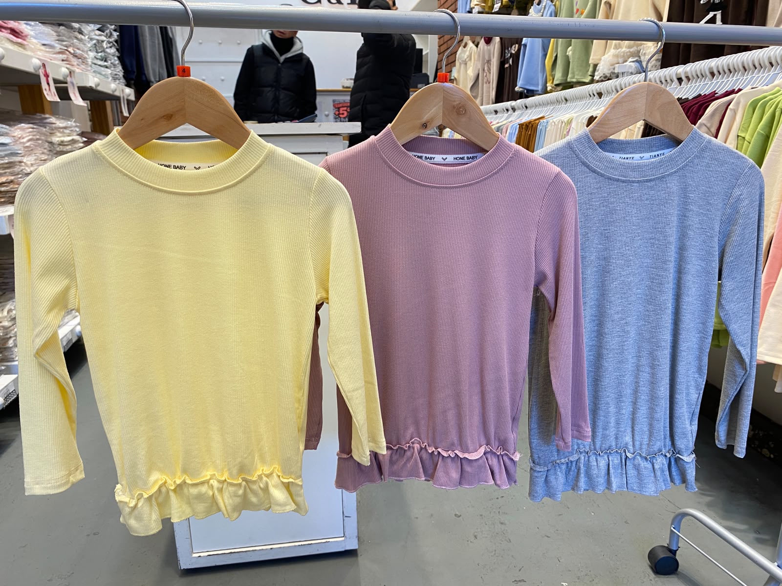 CAMISETA CON VOLADO NENA - Imagen 7