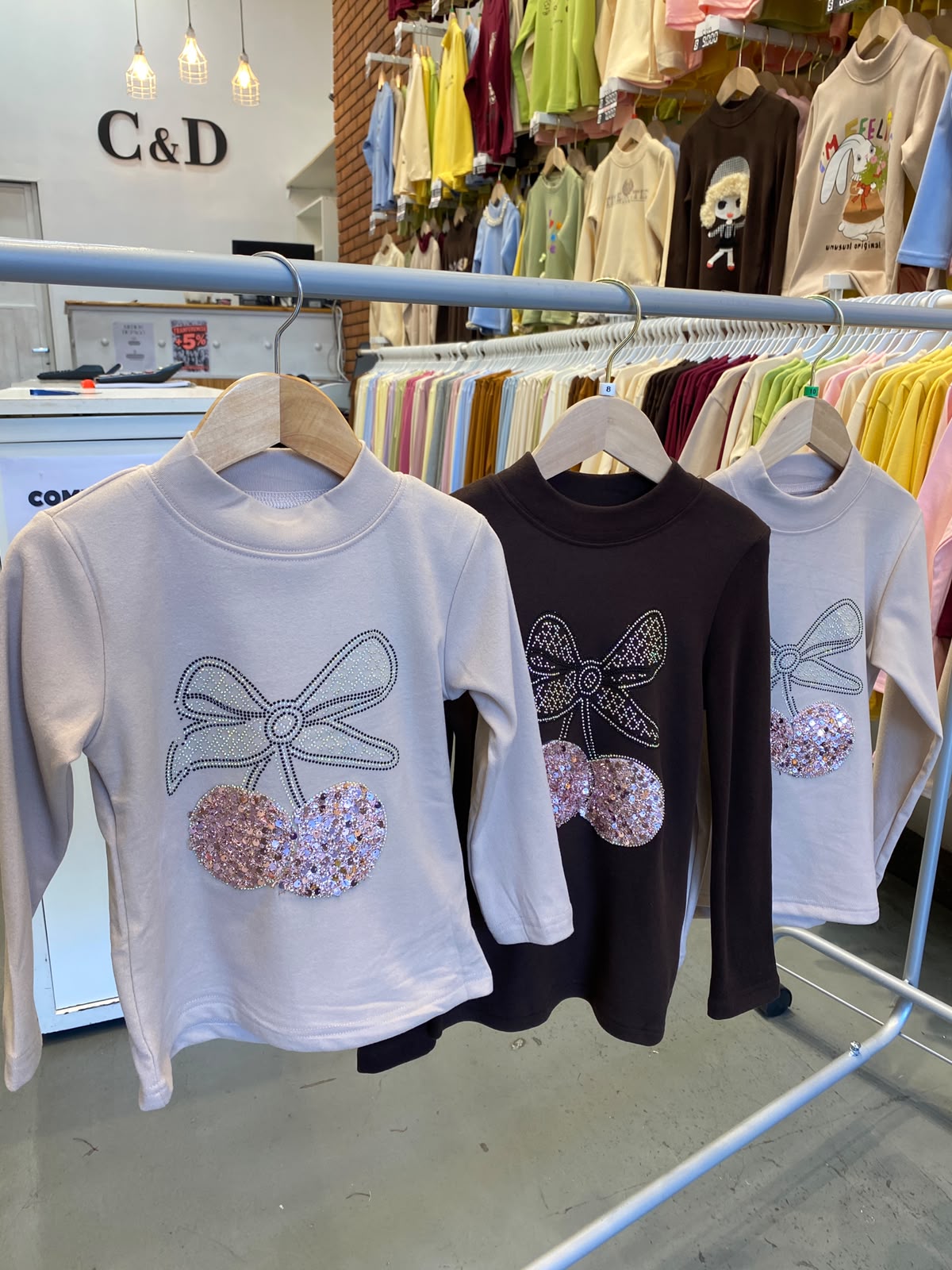 CAMISETA CON BRILLO DE NENA - Imagen 4